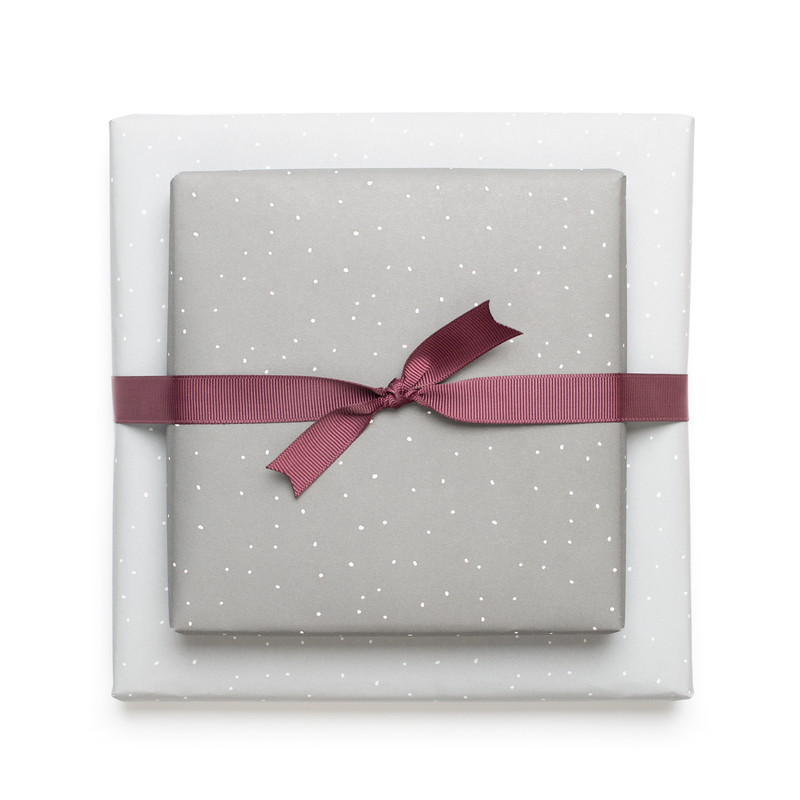 Lichtgrijs verpakking papier met punten - ideaal als inpakpapier voor bruiloft of voor geschenken voor geboorte of doop, neutraal inpakpapier