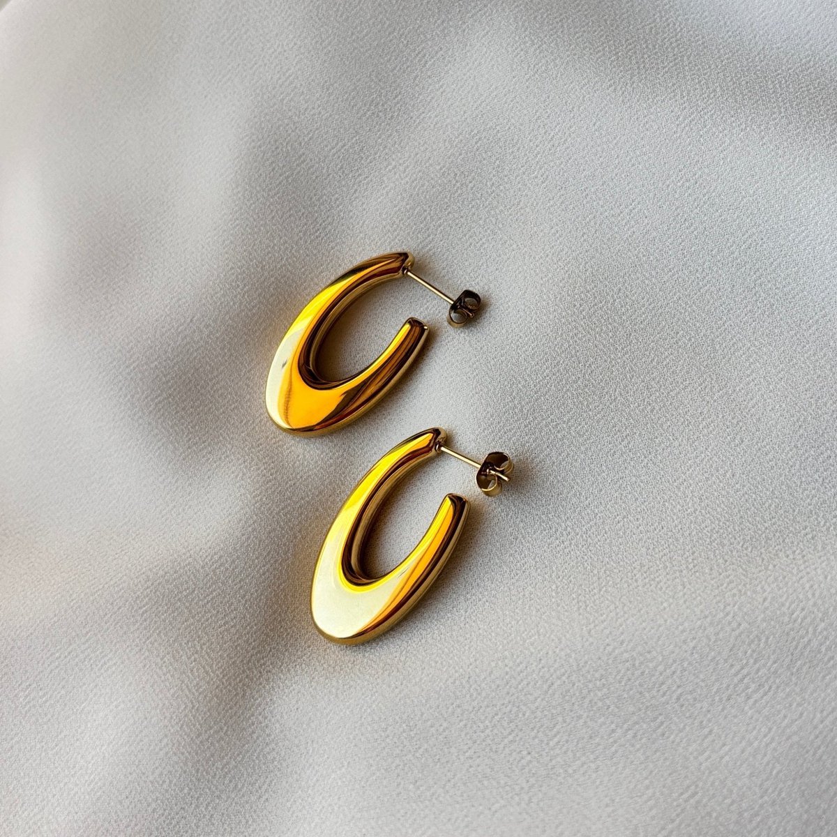 OVAL BLISS – Guld Oval Lobe Øreringe