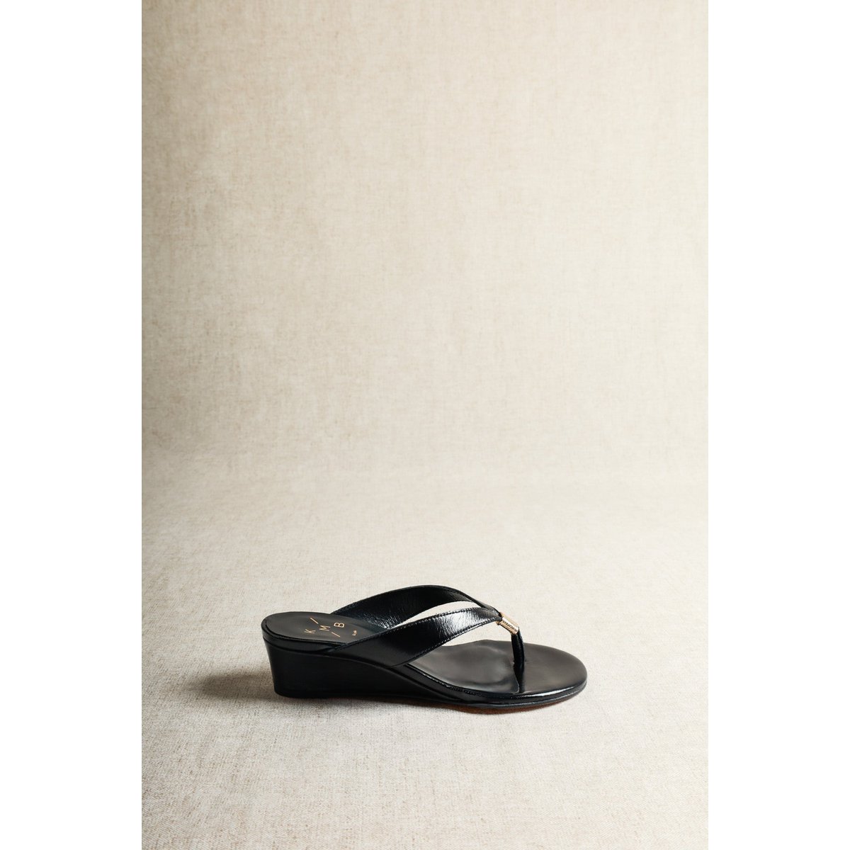 AURORA BLACK – Keil-Zehensteg-Sandalen aus Leder