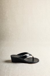 AURORA BLACK – Keil-Zehensteg-Sandalen aus Leder