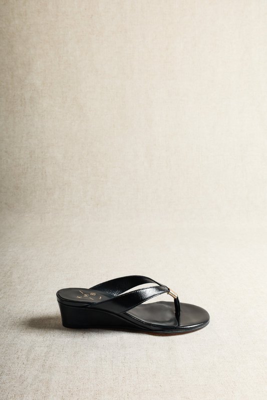 AURORA BLACK – Keil-Zehensteg-Sandalen aus Leder