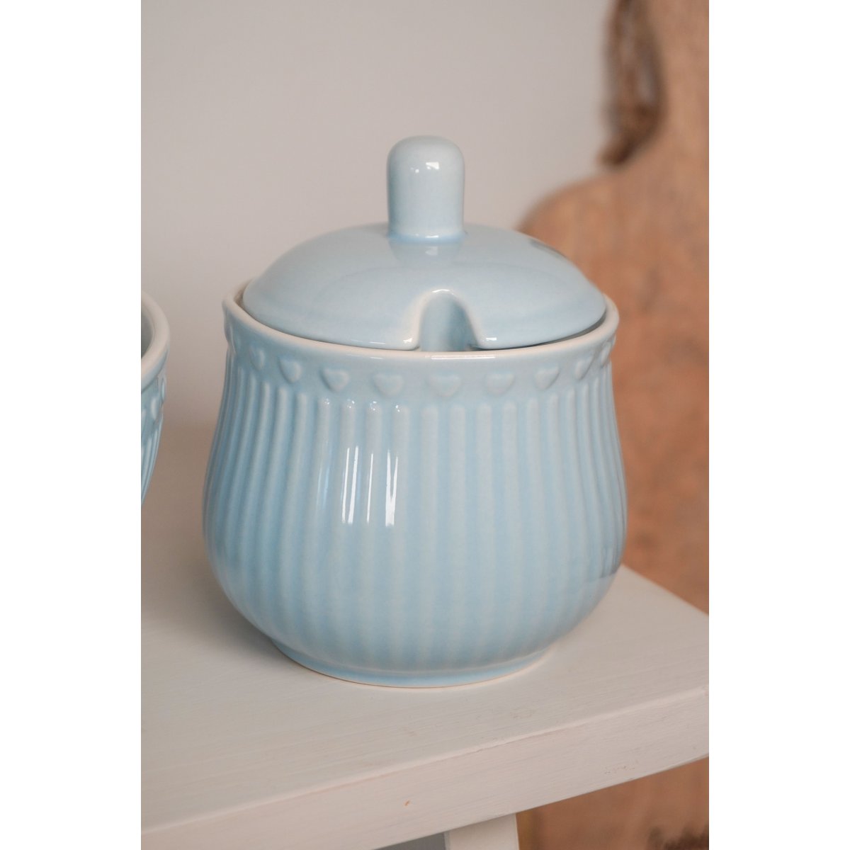 Porcelanowa cukiernica LOVE w pastelowym niebieskim kolorze Isabelle Rose
