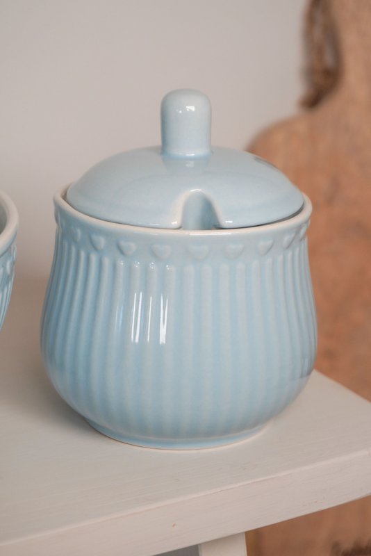 Porcelanowa cukiernica LOVE w pastelowym niebieskim kolorze Isabelle Rose