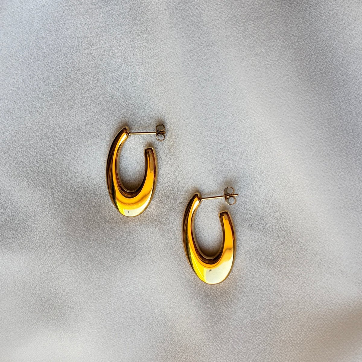 OVAL BLISS – Guld Oval Lobe Øreringe