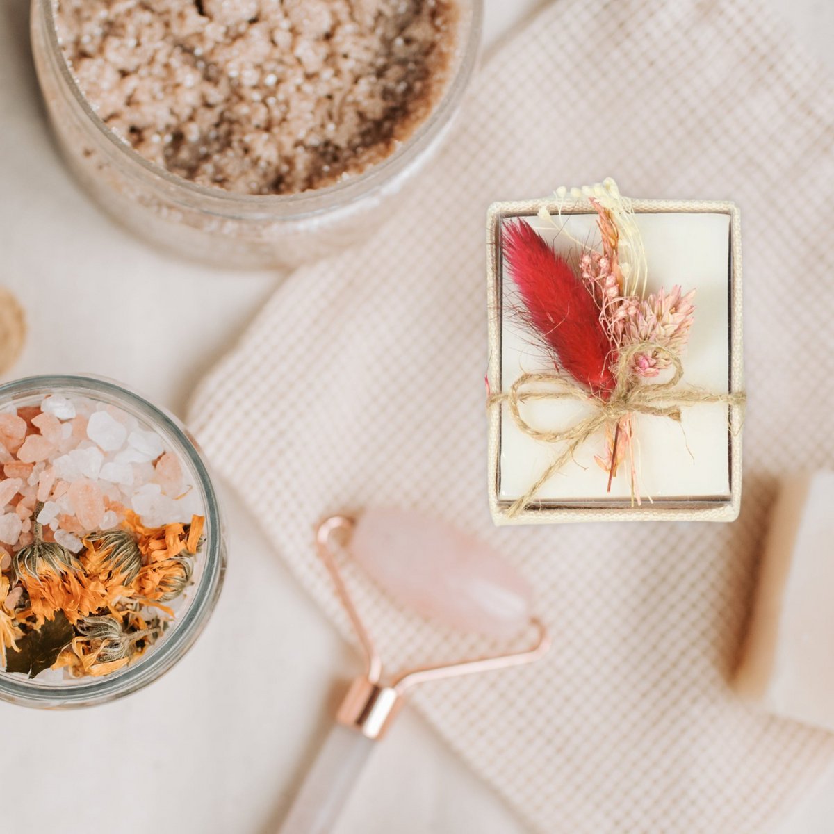 Mini Linnen Geschenkdoos – Zeep & Gedroogde Bloemen – Rozenhout