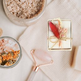Mini Linnen Geschenkdoos – Zeep & Gedroogde Bloemen – Rozenhout