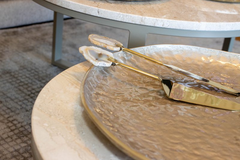 Tarte Schaufel und goldenes Messer Pierre Achat beige