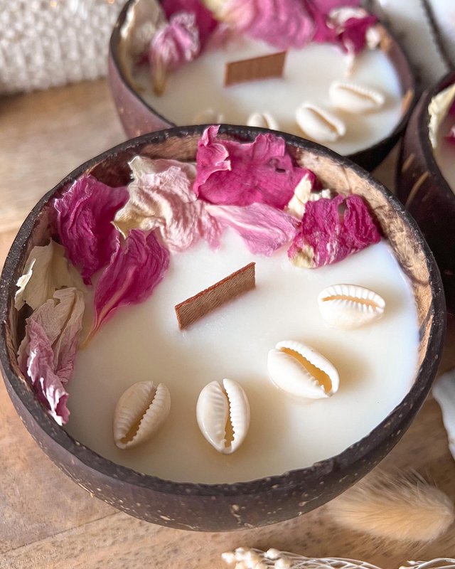 Candela al cocco e petali di peonia Profumo Monoï Rosé