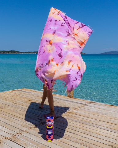 TOWEL TO GO TIE DYE Strandtuch 180x100 cm | Schnell trocknend | Lila / Orange | mit Geschenkbox
