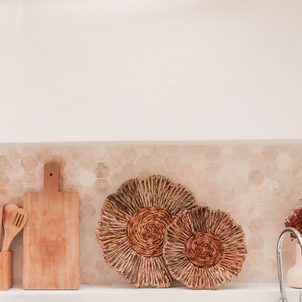 Dekoracja ścienna lub miska MELAYA Kosz ścienny z włókna bananowego (2 rozmiary)