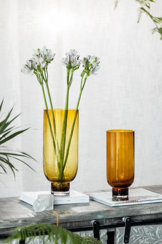Vase en verre moderne sobre, forme cylindrique sur une base solide, orange foncé chaud, OMAHA14AM