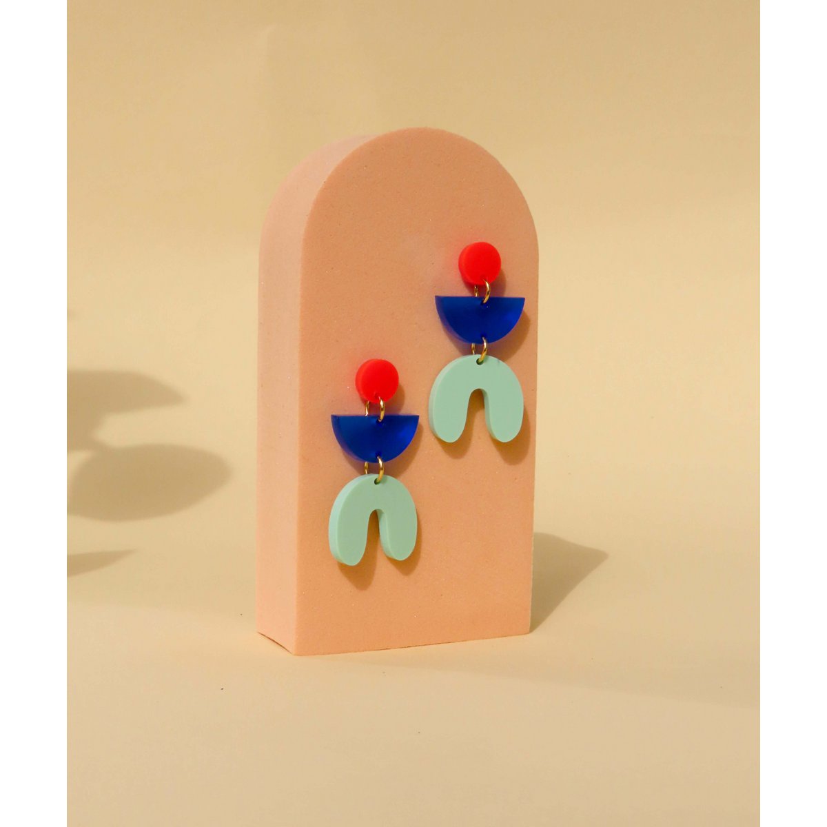 Pendientes llamativos Josie en rojo fuego, azul tinta y verde claro
