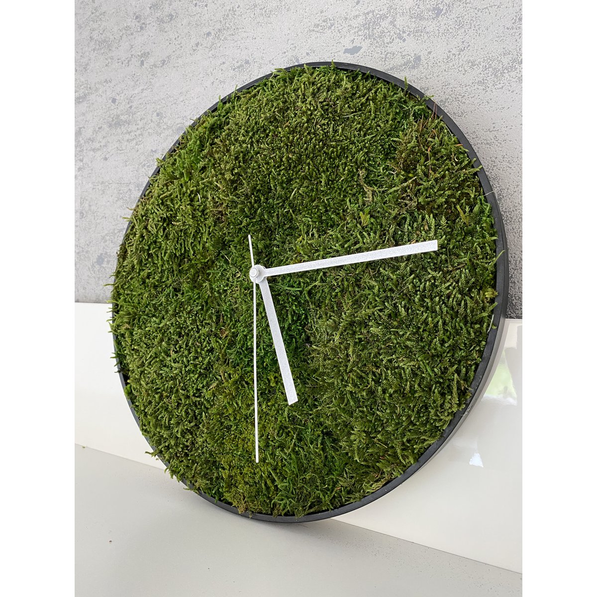 Wall clock flat moss