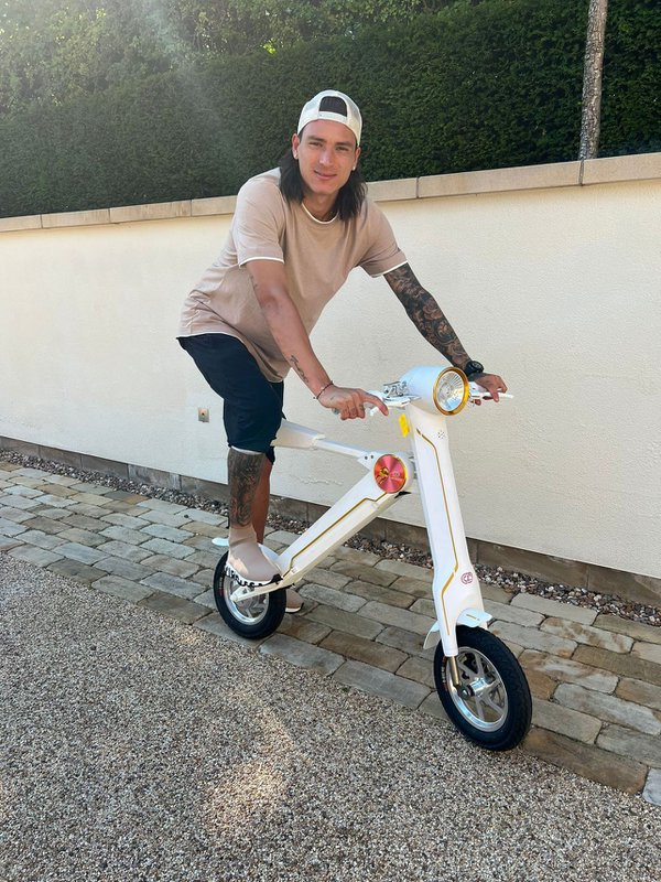 Der offizielle exklusive Cruzaa E-Scooter Racing White