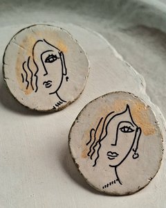 Met de hand beschilderd papier-maché oorbel-stud-vrouw