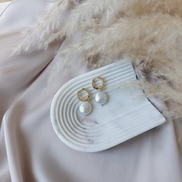 ISABELLA – Intertwined Circles with Keshi Pearl