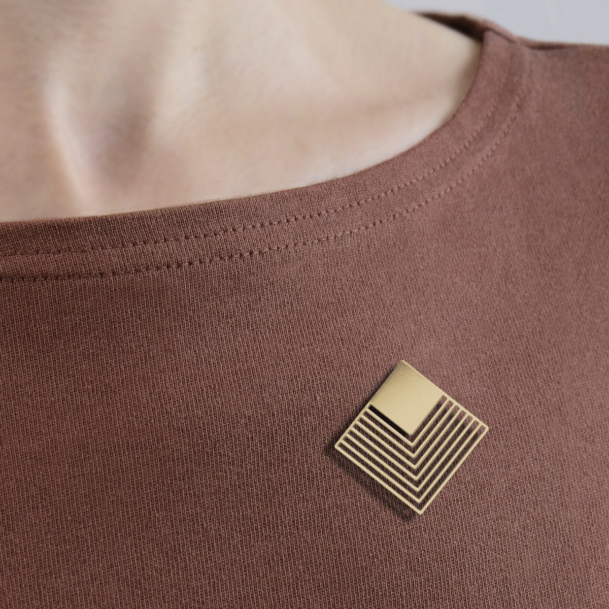 magnetisk broche - grafisk - gylden rombe