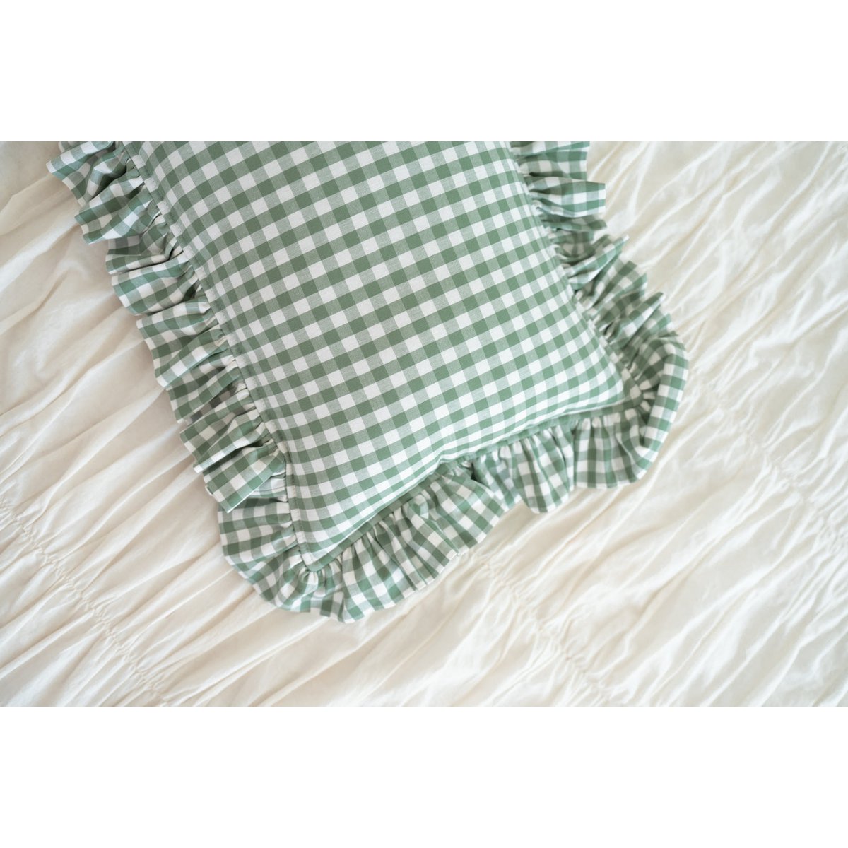 Decorative pillow with ruffle "Sage check"