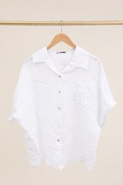 Camicia con un riferimento di fiori di lino. 20341