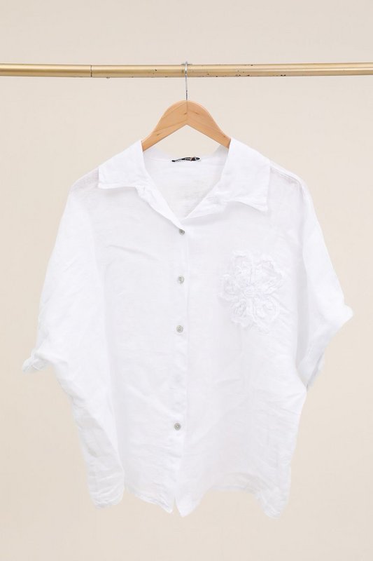 Camicia con un riferimento di fiori di lino. 20341