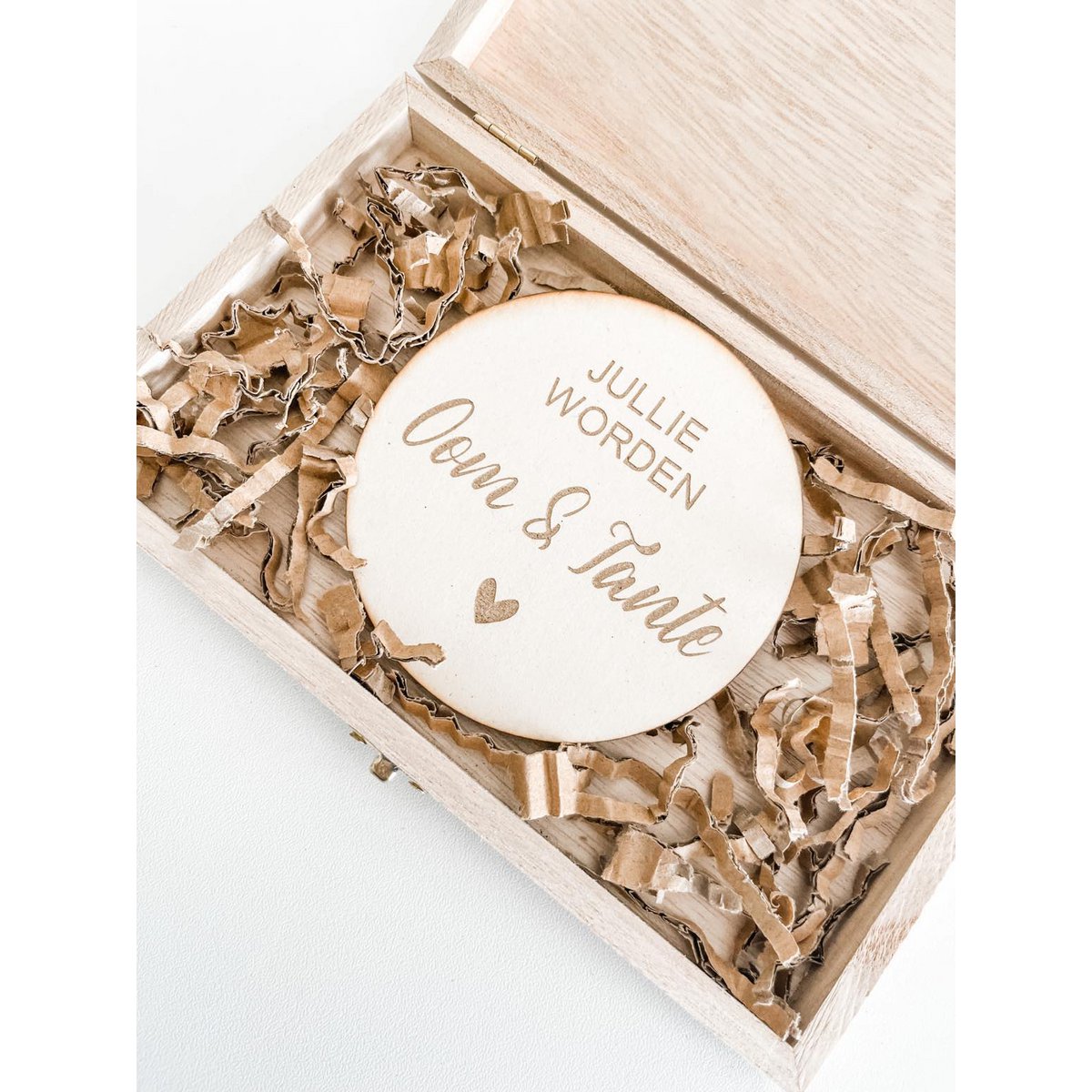Box with pregnancy announcement circle ''Uncle & Aunt''