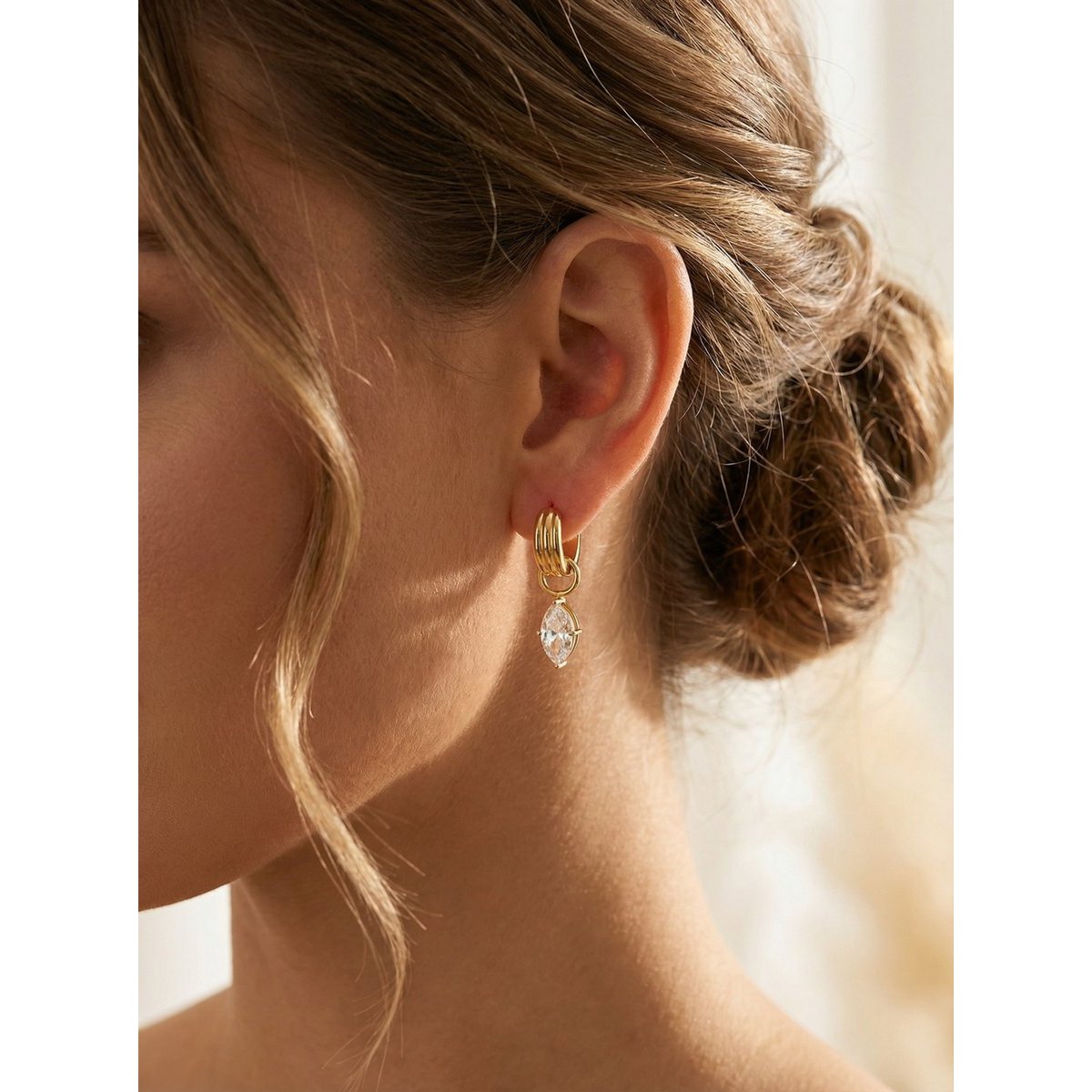 Amelia – Pendientes con colgantes de circonitas – Dorado