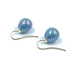 Classic pearl earrings in the color Laguna blue