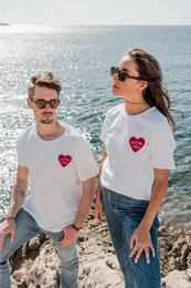 T-shirt patch coeur brodé