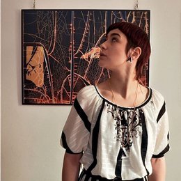 Naszyjnik z geometrycznym trójkątem z pleksiglasu – nowoczesna, minimalistyczna biżuteria