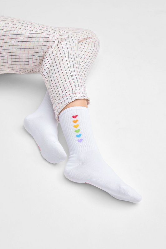 Calzini biologici Love4all - calzini da tennis bianchi con cuori colorati