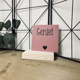  Decorative tile with "Geniet" text, heart design, dusty rose, dusty blue, pale orange, mustard, lavender colors.