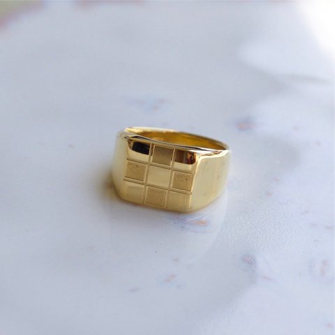 Sacra - Geometrischer Schachbrett-Block-Ring aus Gold