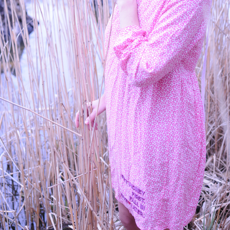 Zomerjurk %23GirlBoss ROZE leoprint viscose %23StatementFashion "The Message Dress"
