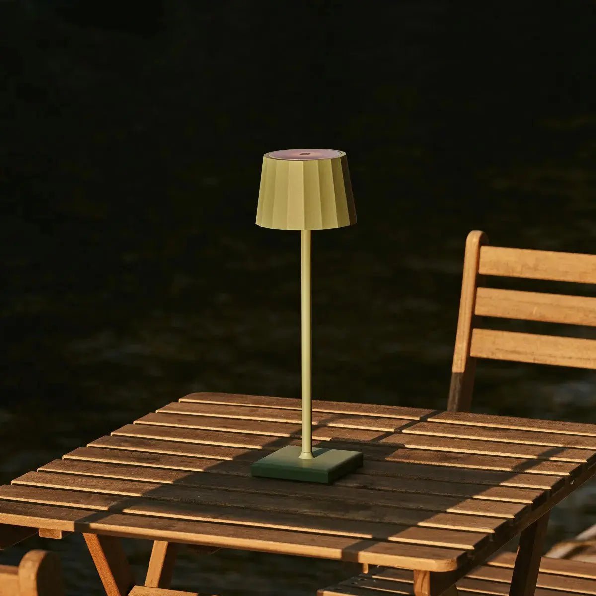 Kombi-Set Profi | 8 x Wouter Sage Green wiederaufladbare Tischlampen und Ladestation