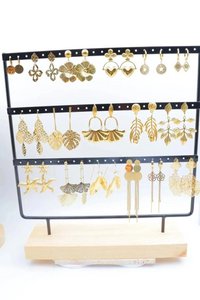 Veel sieraden met display