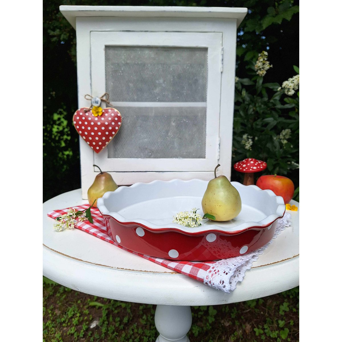 Plato de pastel rojo con puntos Isabelle Rose