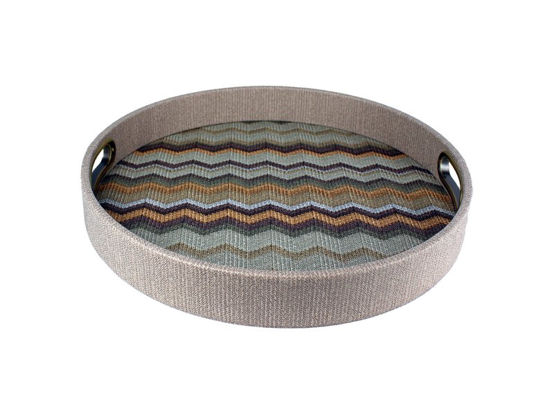 Rond bruin dienblad met zigzagpatroon met messing handgrepen