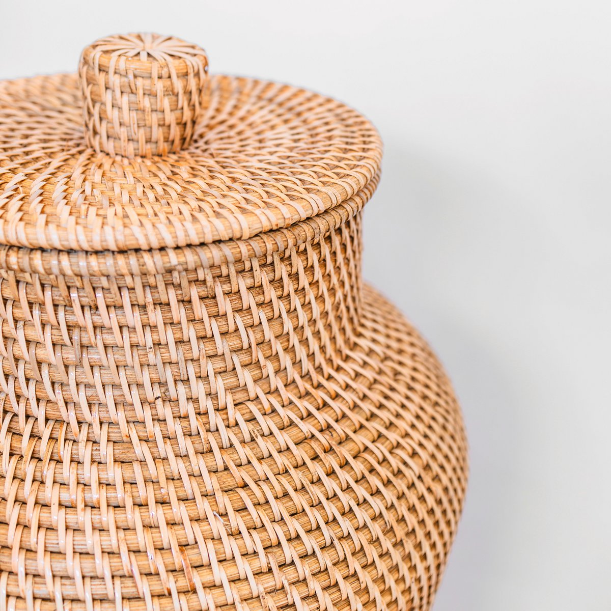 Woven Rattan Vase Round – Large Boho Decorative Vase – Vase Tall & Narrow – Floor Vase Handmade from Natural Fibres (Ø 30 cm) KIDUNG