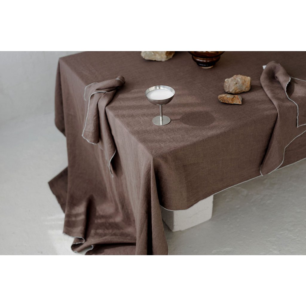 Linned dug med kontrastdetaljer Stone & Cacao Brown -330x145cm