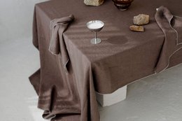 Linned dug med kontrastdetaljer Stone & Cacao Brown -330x145cm