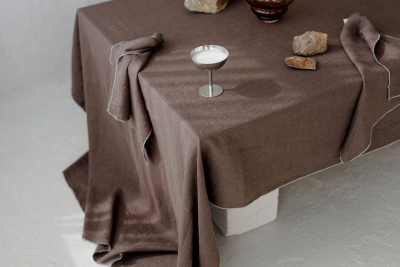 Linned dug med kontrastdetaljer Stone & Cacao Brown -330x145cm