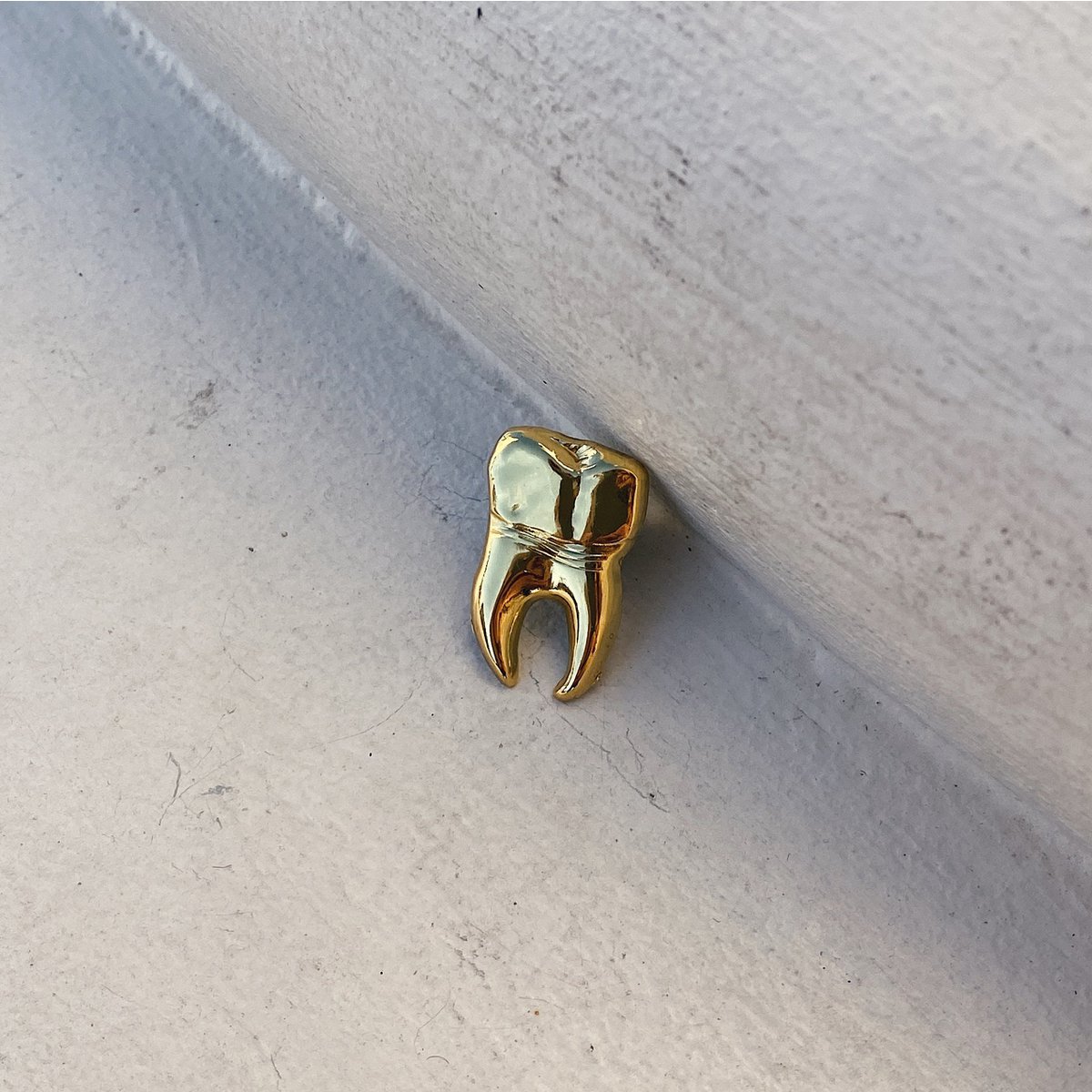 Golden Metal Pin "Tooth"