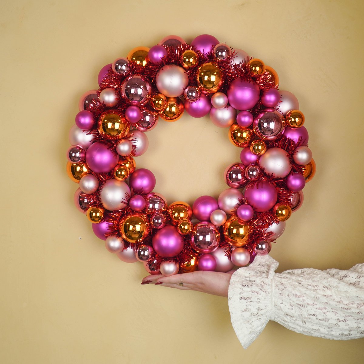 Kerstdecoratie - Kerstkrans - Kerstballen - Polystyreen - Roze/Oranje - 34x10 cm