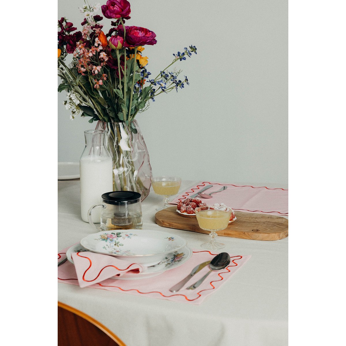 Maude Placemat with wave trim