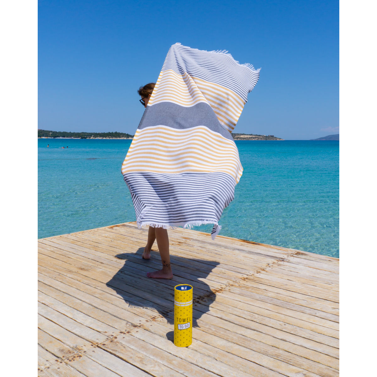 HANDDOEK TO GO BALI Katoenen strandlaken 180x100 cm | Zandvrij | Grijs / Mosterd | met geschenkdoos