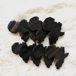 Craft accessory in the shape of Africa, made of bois and coconut skin materials, available as keychains.