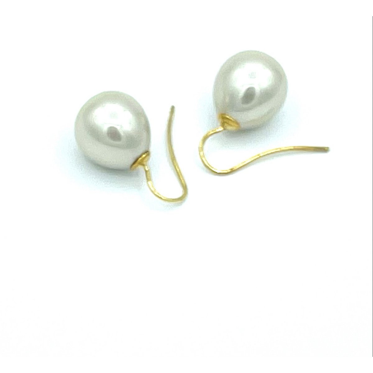 Orecchini di perle classici nel colore beige