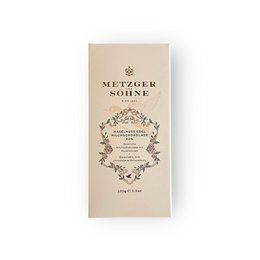 Edel Milchschokolade Tafel mit geroesteten Haselnuessen
