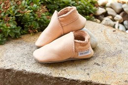  Soft, comfortable leather slippers in a natural beige color. Suitable for indoor and outdoor wear. Available in sizes 45-49.
