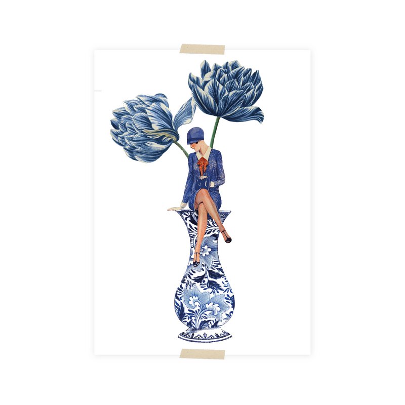 Postkort collage lille dame på vase og blå tulipaner